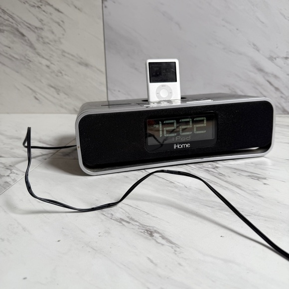 Apple iPod Nano 3rd Gen 4GB A1236 + iHome iA91 Dual Alarm Clock Radio MP3 Player - Picture 10 of 10